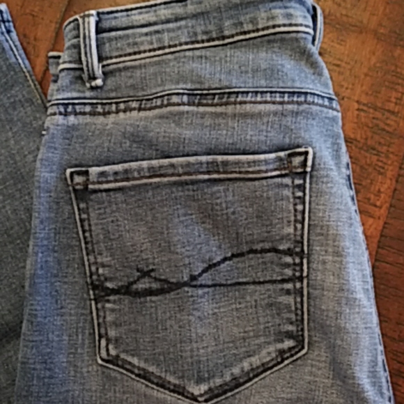 Lee jeans EUC. Slight distressed look. Size 30x28 - Picture 2 of 5